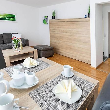 Große moderne Ferienwohnung in bester Bodenseelage l 1 Minute zum Bodensee l 2 Zimmer l Vollausgestattete Küche l Sonnenbalkon l WLAN l Willkommen im Apartment Güttingen Radolfzell am Bodensee Exterior foto